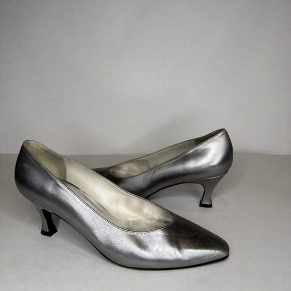 Stuart Weitzman silver vintage pump heels - Picture 5 of 15